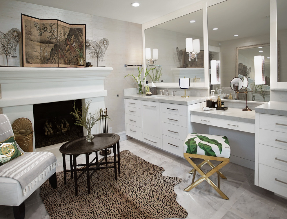 Inredning av ett klassiskt stort grå grått en-suite badrum, med släta luckor, vita skåp, ett undermonterad handfat, grått golv, ett fristående badkar, en hörndusch, marmorgolv, dusch med gångjärnsdörr, en bidé, beige väggar och bänkskiva i kvarts