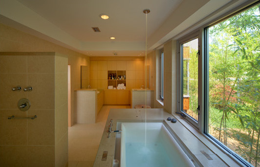 Immagine di una grande stanza da bagno padronale moderna con ante lisce, vasca sottopiano, doccia aperta, piastrelle beige, piastrelle in ceramica, pareti beige e pavimento con piastrelle in ceramica