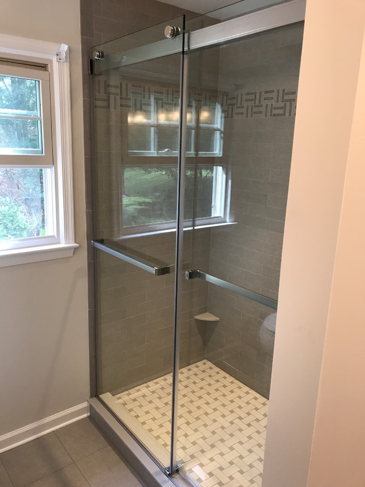 Klassisches Duschbad mit grauen Fliesen, Metrofliesen, grauer Wandfarbe, Keramikboden, grauem Boden und Schiebetür-Duschabtrennung in Washington, D.C.