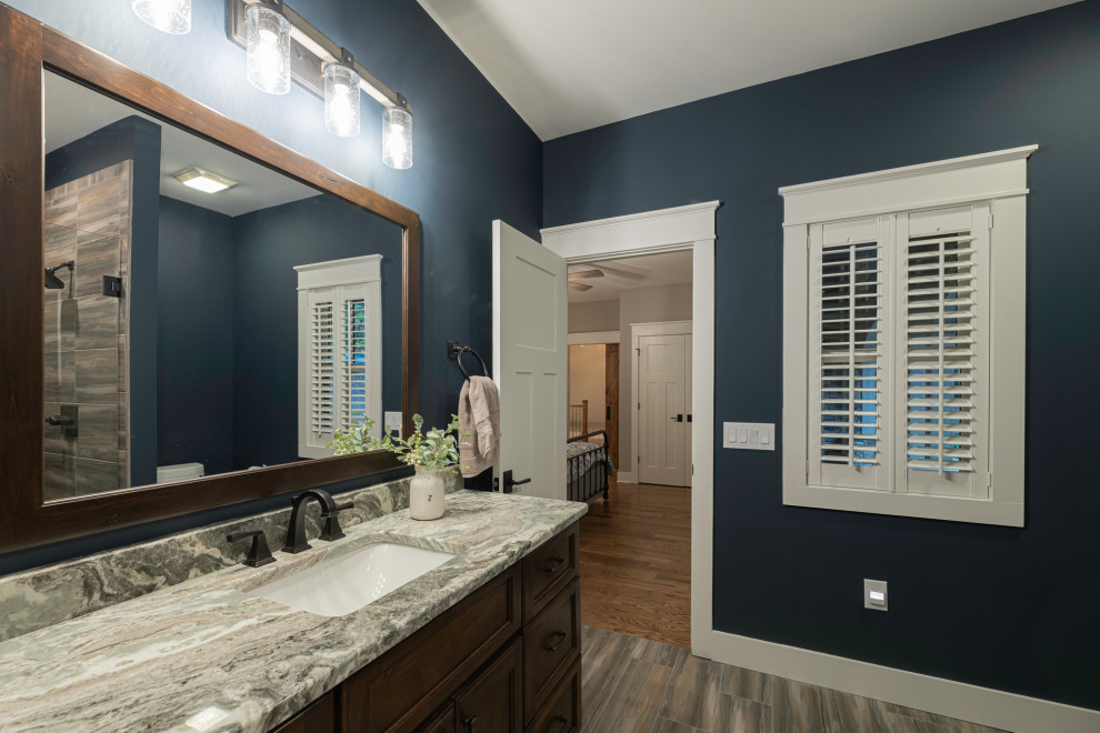 Пример оригинального дизайна: ванная комната среднего размера в стиле рустика с фасадами в стиле шейкер, темными деревянными фасадами, душем в нише, раздельным унитазом, синими стенами, полом из керамической плитки, душевой кабиной, врезной раковиной, столешницей из гранита, душем с распашными дверями и разноцветной столешницей