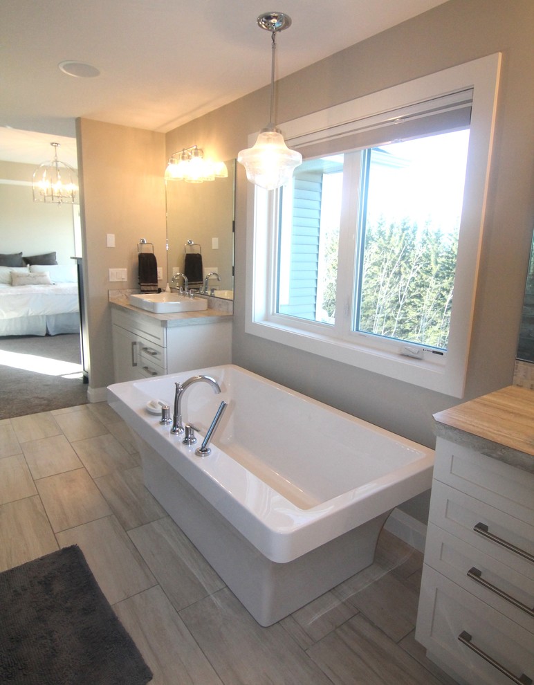 Exemple d'une grande salle de bain montagne avec des portes de placard blanches, une baignoire indépendante, une douche double, un carrelage multicolore, mosaïque, un mur beige, un sol en carrelage de céramique et un plan de toilette en stratifié.