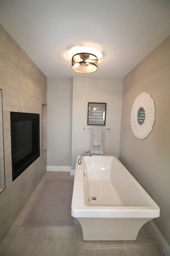 Foto di una grande stanza da bagno padronale rustica con vasca freestanding, piastrelle beige, piastrelle in ceramica e pareti beige