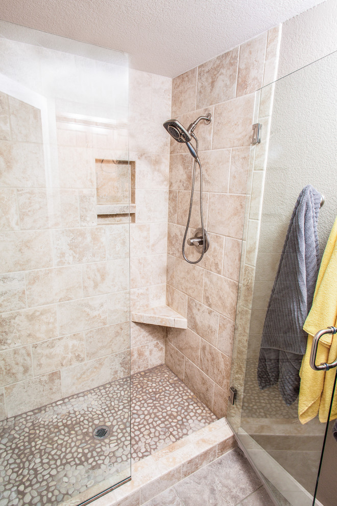 Идея дизайна: главная ванная комната в стиле неоклассика (современная классика) с душем в нише и бежевой плиткой