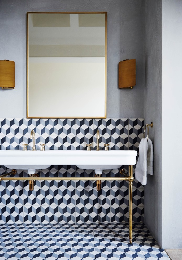 Inredning av ett modernt badrum, med flerfärgad kakel, grå väggar, ett konsol handfat och flerfärgat golv