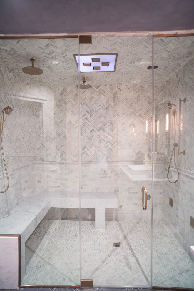 Cette photo montre une douche en alcôve principale sud-ouest américain de taille moyenne avec un urinoir, un carrelage blanc, du carrelage en marbre, un mur blanc, un sol en ardoise, un plan de toilette en marbre, un sol noir et aucune cabine.