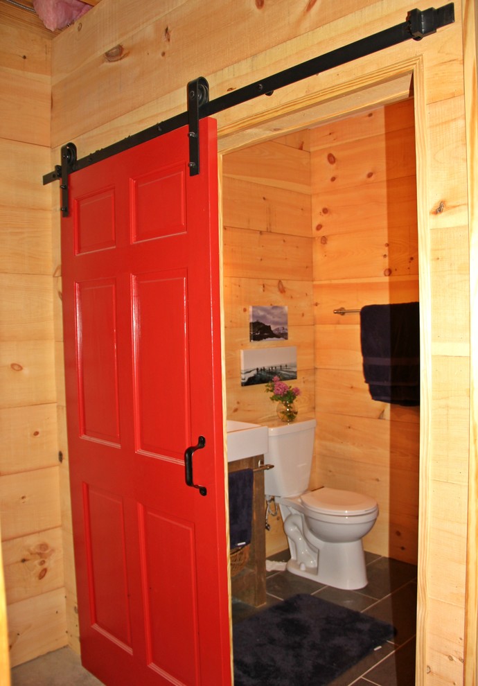 Cette photo montre une petite salle d'eau nature en bois foncé avec carreaux de ciment au sol et un lavabo posé.