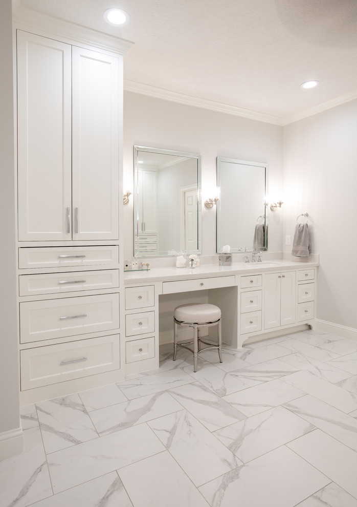 Imagen de cuarto de baño tradicional renovado con armarios estilo shaker, puertas de armario blancas, paredes grises, lavabo bajoencimera, suelo blanco y encimeras blancas