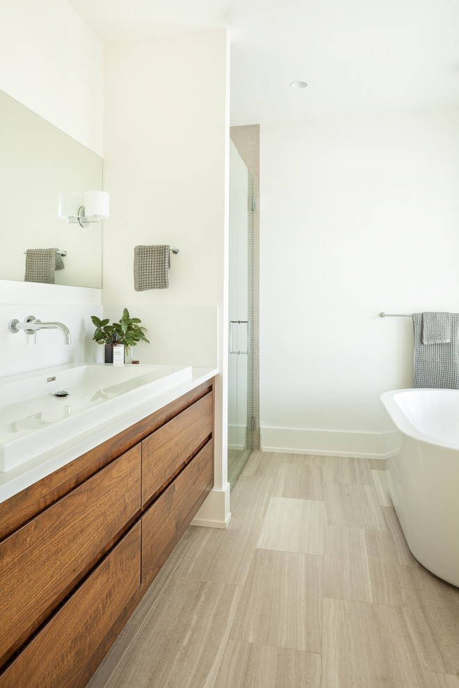 バンクーバーにある中くらいなコンテンポラリースタイルのおしゃれな浴室 (フラットパネル扉のキャビネット、濃色木目調キャビネット、置き型浴槽、アルコーブ型シャワー、白い壁) の写真