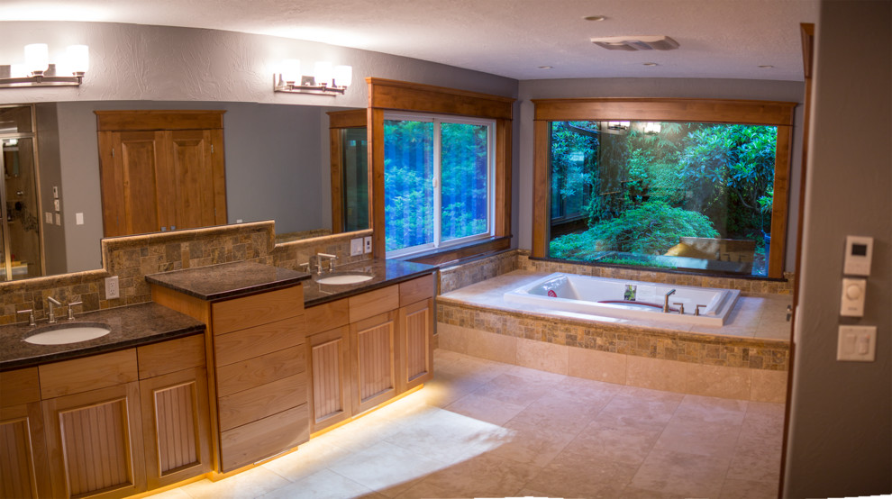 Cette image montre une grande salle de bain principale design avec un lavabo encastré, un plan de toilette en granite, une baignoire posée, une douche double, WC séparés, un carrelage multicolore, un mur gris et un sol en ardoise.