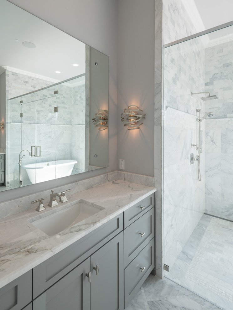 Bild på ett stort vintage vit vitt en-suite badrum, med skåp i shakerstil, grå skåp, ett fristående badkar, våtrum, vit kakel, marmorkakel, vita väggar, marmorgolv, marmorbänkskiva, vitt golv och dusch med gångjärnsdörr
