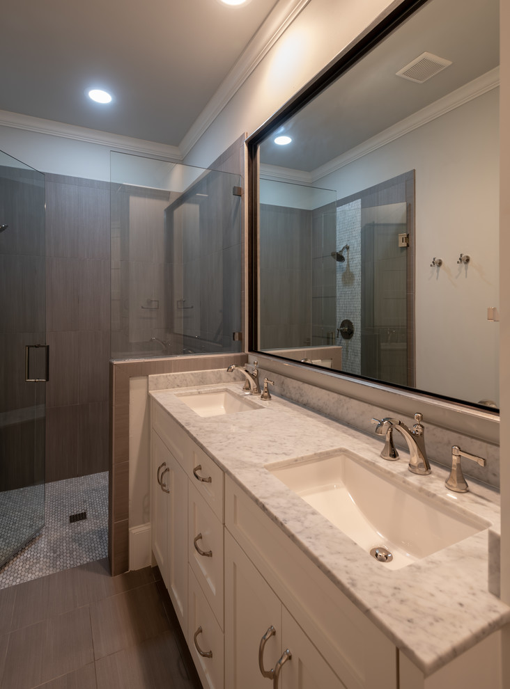 Inspiration för ett stort vintage grå grått badrum med dusch, med skåp i shakerstil, vita skåp, en kantlös dusch, grå kakel, porslinskakel, grå väggar, klinkergolv i porslin, ett undermonterad handfat, marmorbänkskiva, grått golv och dusch med gångjärnsdörr