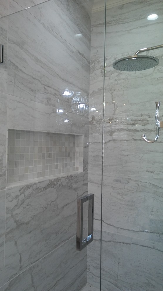 Foto på ett stort vintage en-suite badrum, med luckor med upphöjd panel, vit kakel, bänkskiva i kvartsit, en dusch i en alkov, beige väggar, vita skåp, ett platsbyggt badkar, marmorkakel, marmorgolv, ett undermonterad handfat, grått golv och dusch med gångjärnsdörr