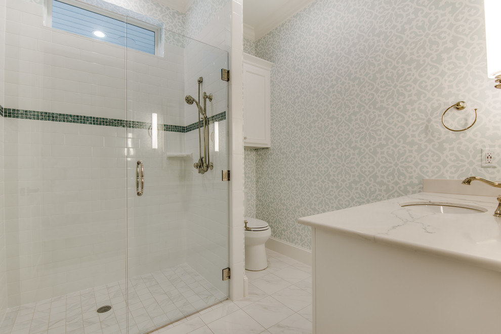 Bild på ett mellanstort vintage en-suite badrum, med öppna hyllor, vita skåp, en öppen dusch, en toalettstol med hel cisternkåpa, grå kakel, vit kakel, stenhäll, blå väggar, klinkergolv i keramik, ett nedsänkt handfat, bänkskiva i akrylsten och vitt golv