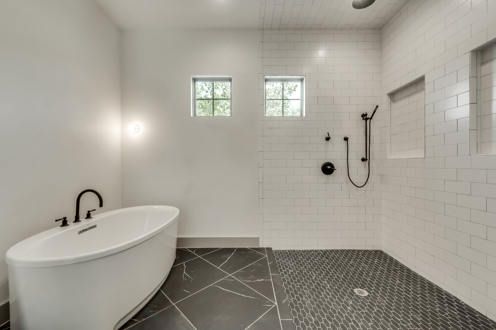 Стильный дизайн: большая главная ванная комната в стиле кантри с фасадами островного типа, коричневыми фасадами, отдельно стоящей ванной, угловым душем, унитазом-моноблоком, белой плиткой, плиткой кабанчик, белыми стенами, полом из сланца, врезной раковиной, мраморной столешницей, черным полом, душем с распашными дверями и белой столешницей - последний тренд