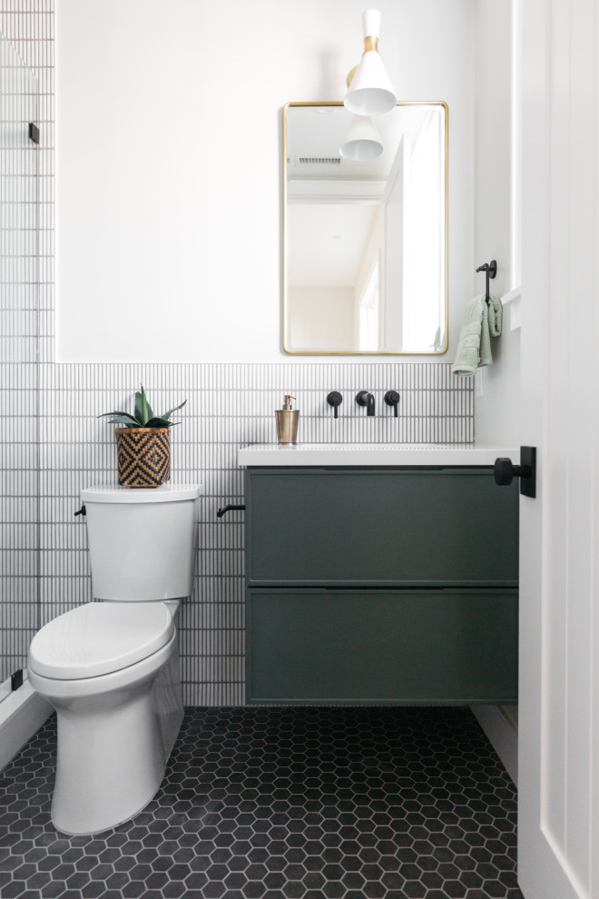 Пример оригинального дизайна: ванная комната в стиле кантри с плоскими фасадами, серыми фасадами, душем в нише, белой плиткой, плиткой мозаикой, белыми стенами, полом из мозаичной плитки, душевой кабиной, врезной раковиной, черным полом, белой столешницей, тумбой под одну раковину и подвесной тумбой