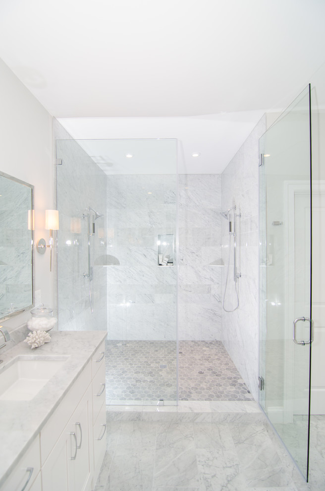 ワシントンD.C.にあるトランジショナルスタイルのおしゃれな浴室 (白いキャビネット、アルコーブ型シャワー、グレーの壁、白いタイル、グレーの洗面カウンター) の写真