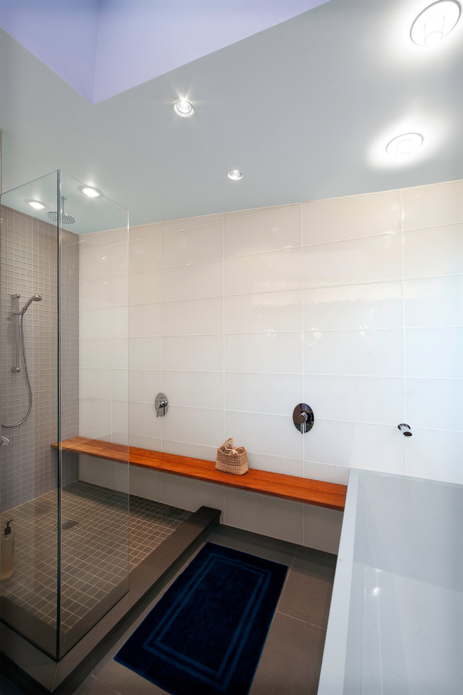 Idées déco pour une salle de bain moderne avec un carrelage blanc et un carrelage en pâte de verre.