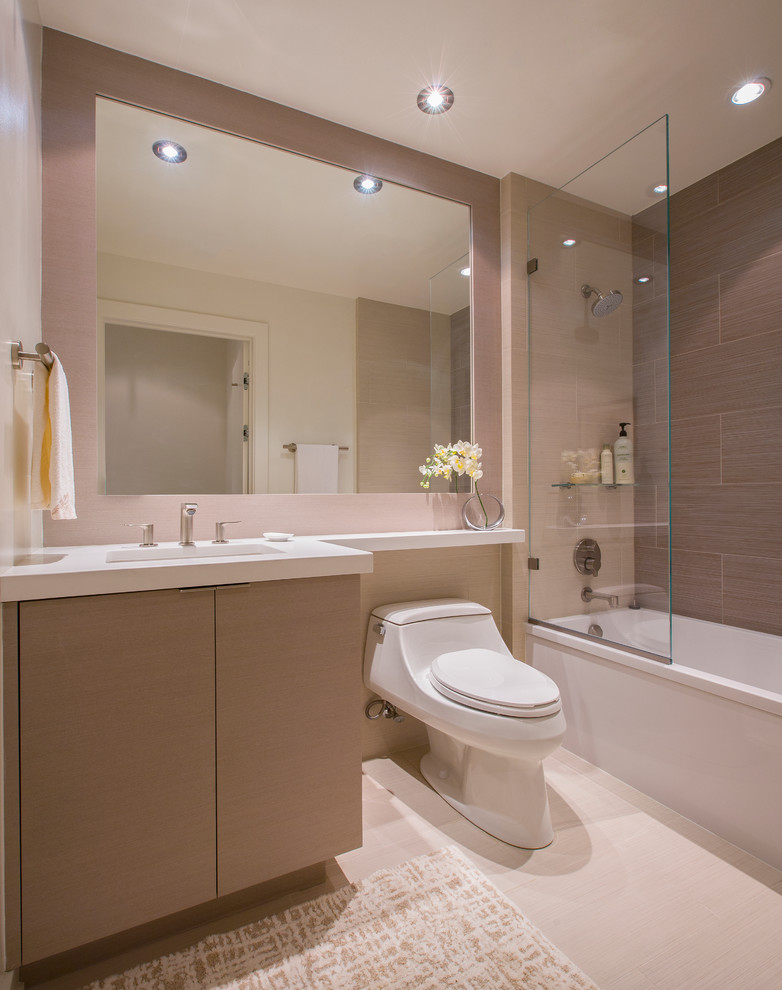 Пример оригинального дизайна: маленькая ванная комната в стиле неоклассика (современная классика) с врезной раковиной, плоскими фасадами, светлыми деревянными фасадами, столешницей из искусственного кварца, накладной ванной, душем над ванной, унитазом-моноблоком, бежевой плиткой, керамогранитной плиткой, белыми стенами, полом из керамогранита и душевой кабиной для на участке и в саду