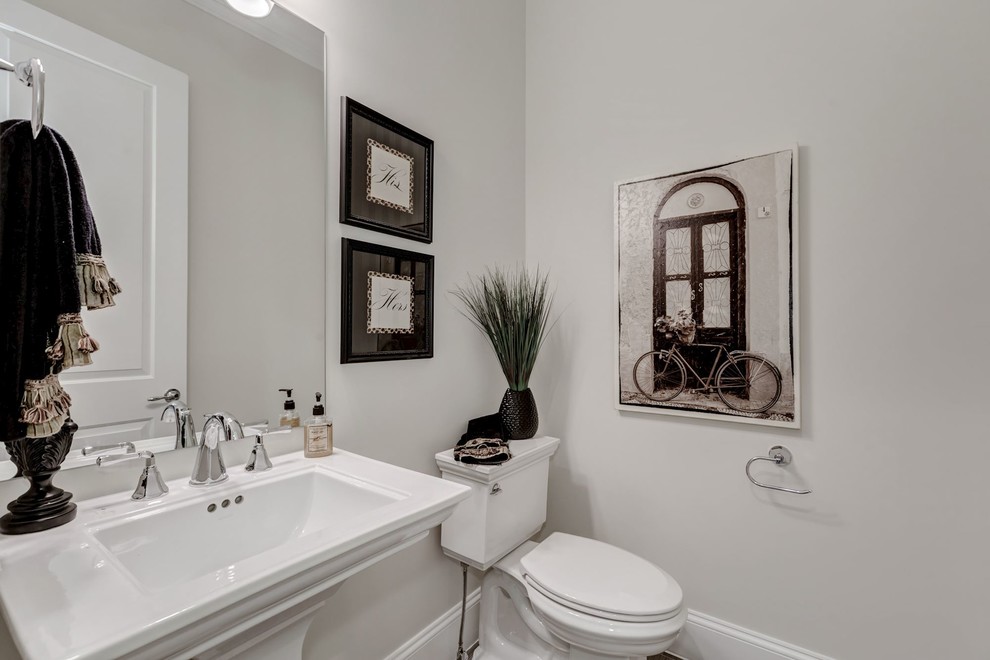 Foto de cuarto de baño clásico renovado de tamaño medio con sanitario de dos piezas, paredes grises, lavabo con pedestal y aseo y ducha