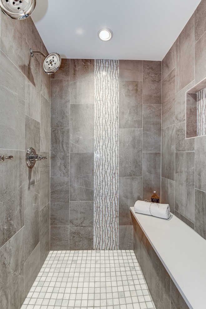 На фото: большая главная ванная комната в современном стиле с фасадами с декоративным кантом, серыми фасадами, отдельно стоящей ванной, душем в нише, врезной раковиной и столешницей из искусственного кварца с