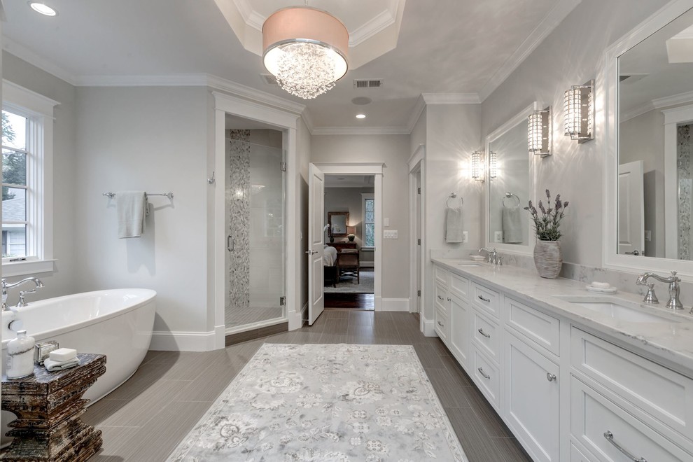 Foto på ett stort lantligt en-suite badrum, med skåp i shakerstil, vita skåp, ett fristående badkar, en hörndusch, beige väggar, klinkergolv i porslin, ett undermonterad handfat och bänkskiva i kvartsit
