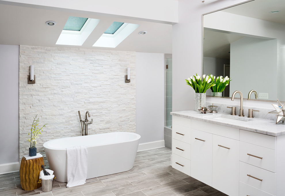 Идея дизайна: большая главная ванная комната в стиле неоклассика (современная классика) с серыми стенами