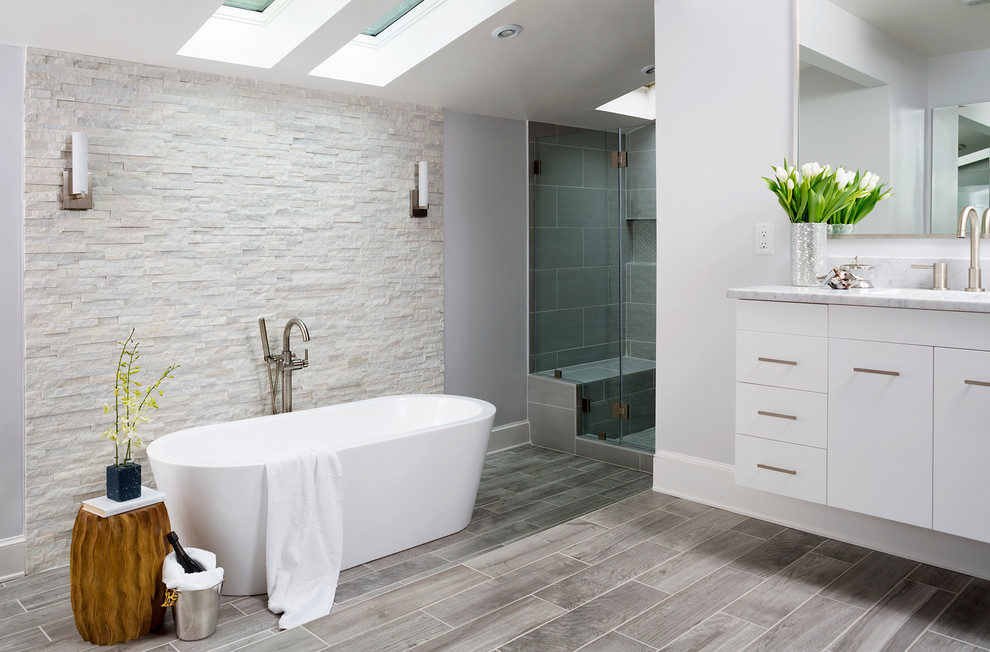 Foto de cuarto de baño principal tradicional renovado grande con paredes grises