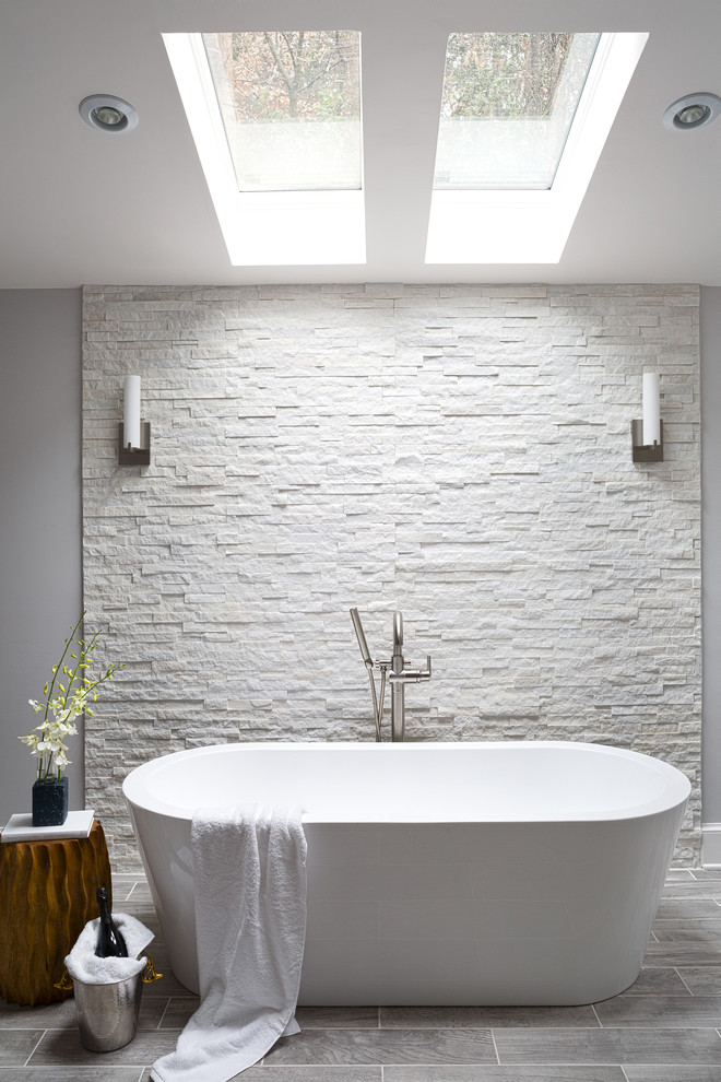 Стильный дизайн: большая главная ванная комната в стиле неоклассика (современная классика) с серыми стенами - последний тренд