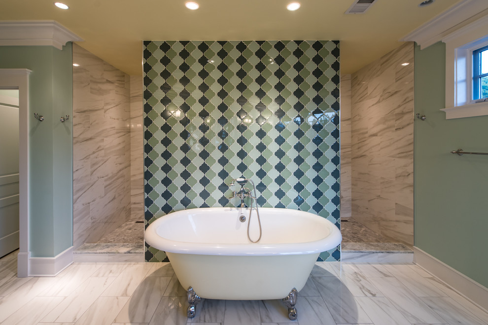 Inspiration för stora klassiska en-suite badrum, med luckor med upphöjd panel, vita skåp, ett badkar med tassar, en öppen dusch, en toalettstol med separat cisternkåpa, blå kakel, marmorkakel, blå väggar, marmorgolv, ett undermonterad handfat, granitbänkskiva, grått golv och med dusch som är öppen