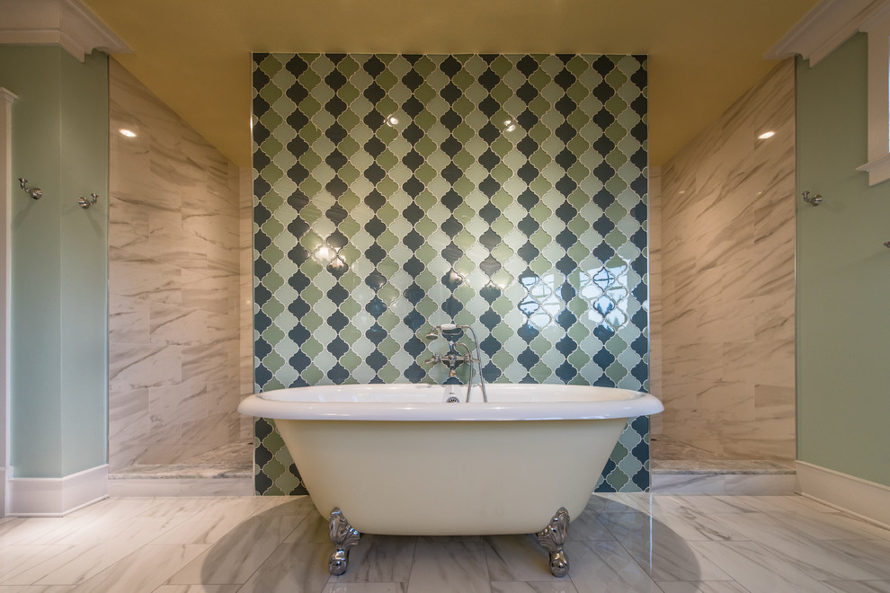 Idéer för ett stort klassiskt en-suite badrum, med luckor med upphöjd panel, vita skåp, ett badkar med tassar, en öppen dusch, en toalettstol med separat cisternkåpa, blå kakel, marmorkakel, blå väggar, marmorgolv, ett undermonterad handfat, granitbänkskiva, grått golv och med dusch som är öppen
