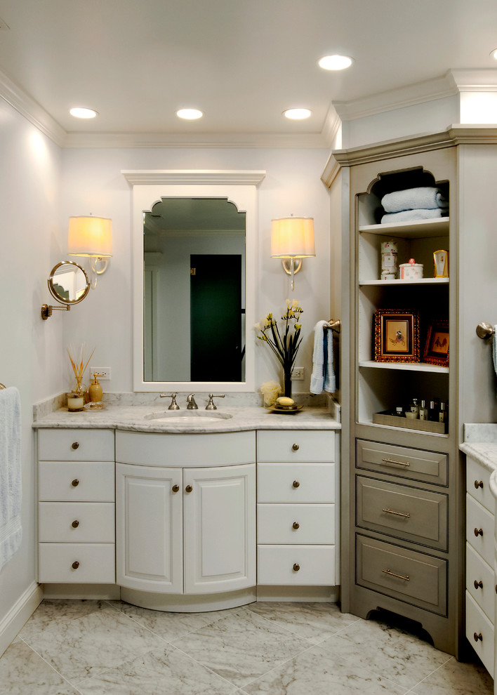 Klassisk inredning av ett stort en-suite badrum, med luckor med profilerade fronter, vita skåp, blå kakel, mosaik, vita väggar, marmorbänkskiva, ett platsbyggt badkar, en dusch i en alkov, en toalettstol med hel cisternkåpa, klinkergolv i porslin, ett undermonterad handfat, grått golv och dusch med gångjärnsdörr