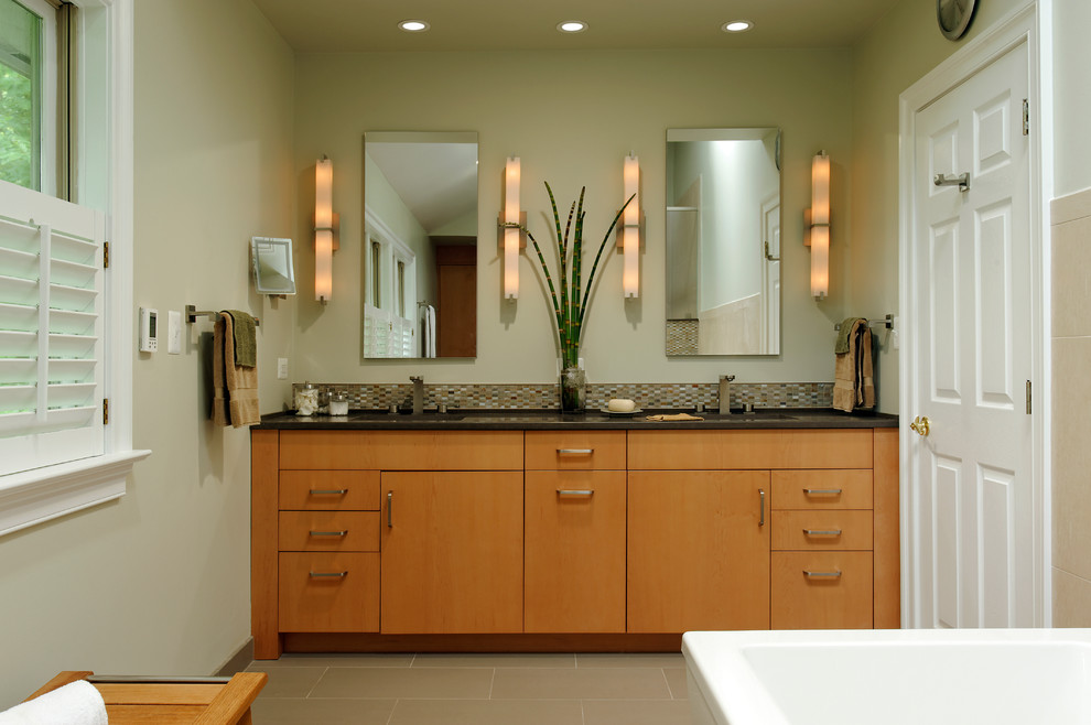 На фото: большая главная ванная комната в стиле неоклассика (современная классика) с плоскими фасадами, светлыми деревянными фасадами, отдельно стоящей ванной, душем в нише, унитазом-моноблоком, разноцветной плиткой, стеклянной плиткой, зелеными стенами, полом из керамической плитки, врезной раковиной, столешницей из кварцита, бежевым полом и душем с распашными дверями