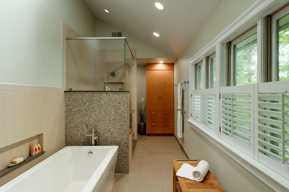 Пример оригинального дизайна: большая главная ванная комната в стиле неоклассика (современная классика) с плоскими фасадами, светлыми деревянными фасадами, отдельно стоящей ванной, душем в нише, унитазом-моноблоком, разноцветной плиткой, стеклянной плиткой, зелеными стенами, полом из керамической плитки, врезной раковиной, столешницей из кварцита, бежевым полом и душем с распашными дверями