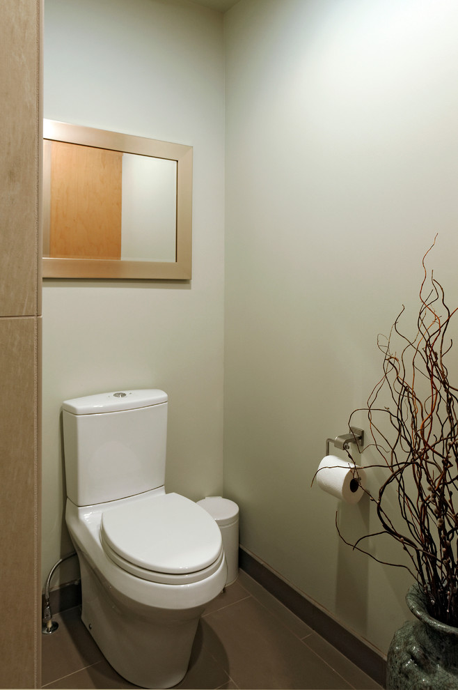 Свежая идея для дизайна: большой туалет в стиле неоклассика (современная классика) с плоскими фасадами, светлыми деревянными фасадами, унитазом-моноблоком, разноцветной плиткой, стеклянной плиткой, зелеными стенами, полом из керамической плитки, врезной раковиной, столешницей из кварцита и бежевым полом - отличное фото интерьера