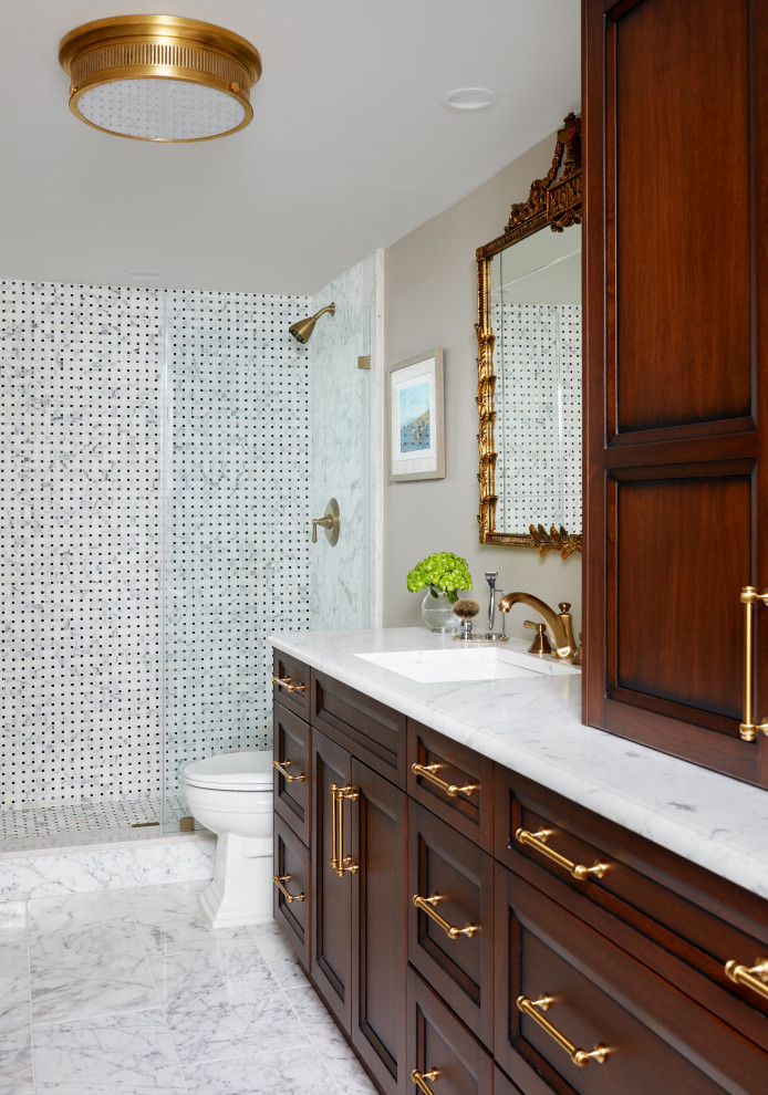 Пример оригинального дизайна: главная ванная комната среднего размера в классическом стиле с фасадами с утопленной филенкой, плиткой мозаикой, бежевыми стенами, мраморным полом, мраморной столешницей, белым полом, открытым душем, белой столешницей, темными деревянными фасадами, душем в нише, черно-белой плиткой и врезной раковиной
