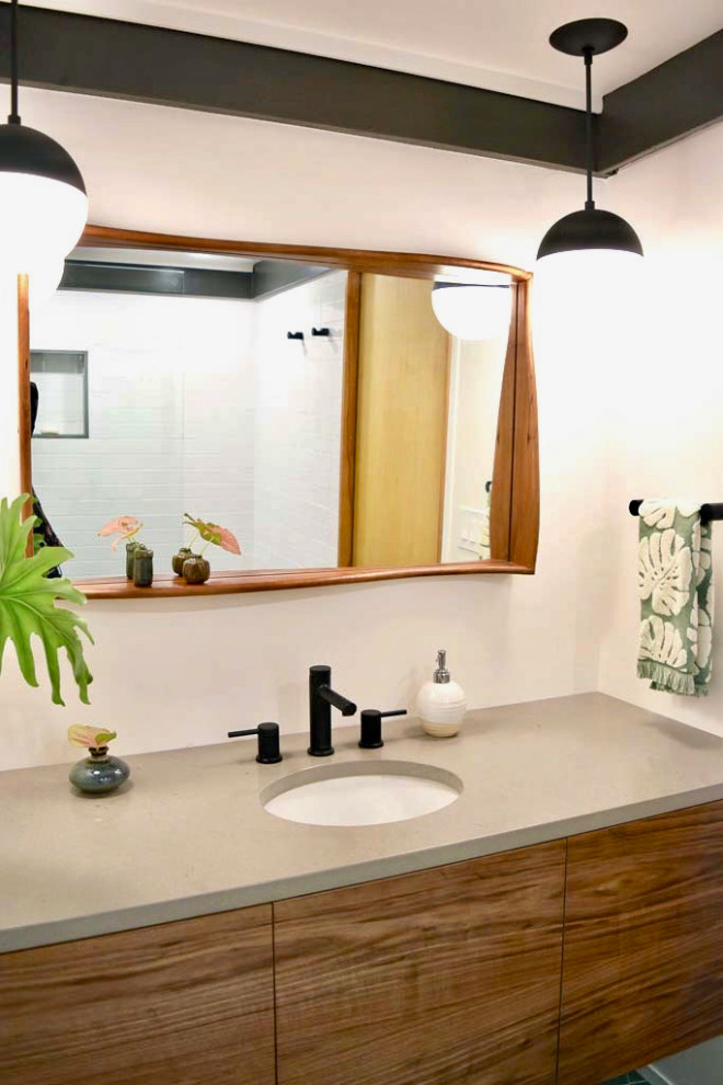 Inspiration för små retro grått badrum med dusch, med släta luckor, skåp i mörkt trä, en vägghängd toalettstol, vit kakel, keramikplattor, vita väggar, cementgolv, ett undermonterad handfat, bänkskiva i kvarts och grönt golv