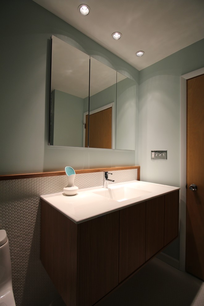 Idéer för att renovera ett litet 60 tals en-suite badrum, med släta luckor, skåp i mellenmörkt trä, en dusch i en alkov, en toalettstol med hel cisternkåpa, grön kakel, mosaik, vita väggar, klinkergolv i keramik, ett integrerad handfat och bänkskiva i kvarts