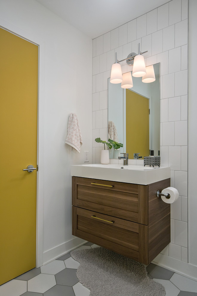 Cette photo montre une salle de bain rétro en bois foncé avec un placard à porte shaker, un carrelage blanc, un mur blanc, un plan vasque et un sol gris.