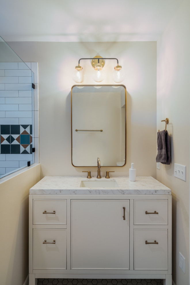 Exempel på ett mellanstort 50 tals badrum, med luckor med profilerade fronter, vita skåp, en öppen dusch, vit kakel, marmorbänkskiva och med dusch som är öppen