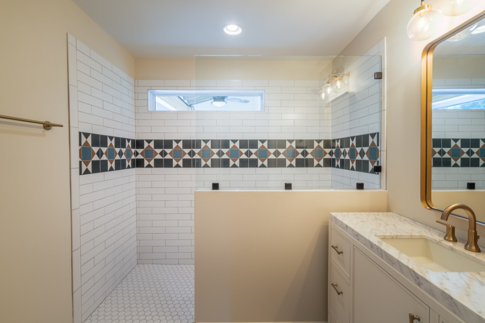 Пример оригинального дизайна: ванная комната среднего размера в стиле ретро с фасадами с декоративным кантом, белыми фасадами, открытым душем, белой плиткой, мраморной столешницей, открытым душем, тумбой под одну раковину и напольной тумбой