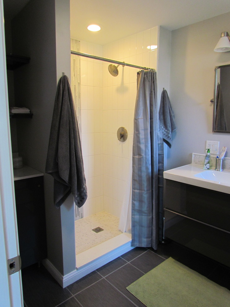 Idéer för små retro badrum, med ett konsol handfat, grå skåp, en öppen dusch, en toalettstol med separat cisternkåpa, porslinskakel, grå väggar och klinkergolv i porslin