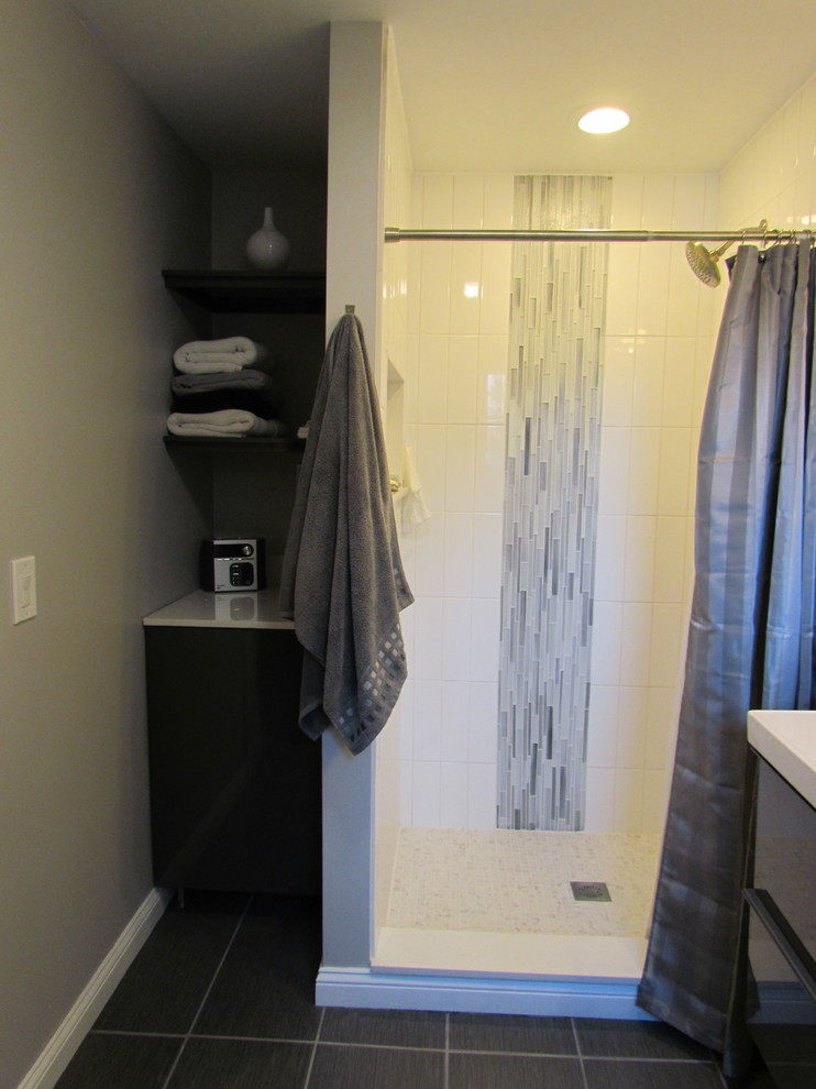 Immagine di una piccola stanza da bagno minimalista con lavabo a consolle, ante grigie, doccia aperta, WC a due pezzi, piastrelle in gres porcellanato, pareti grigie e pavimento in gres porcellanato
