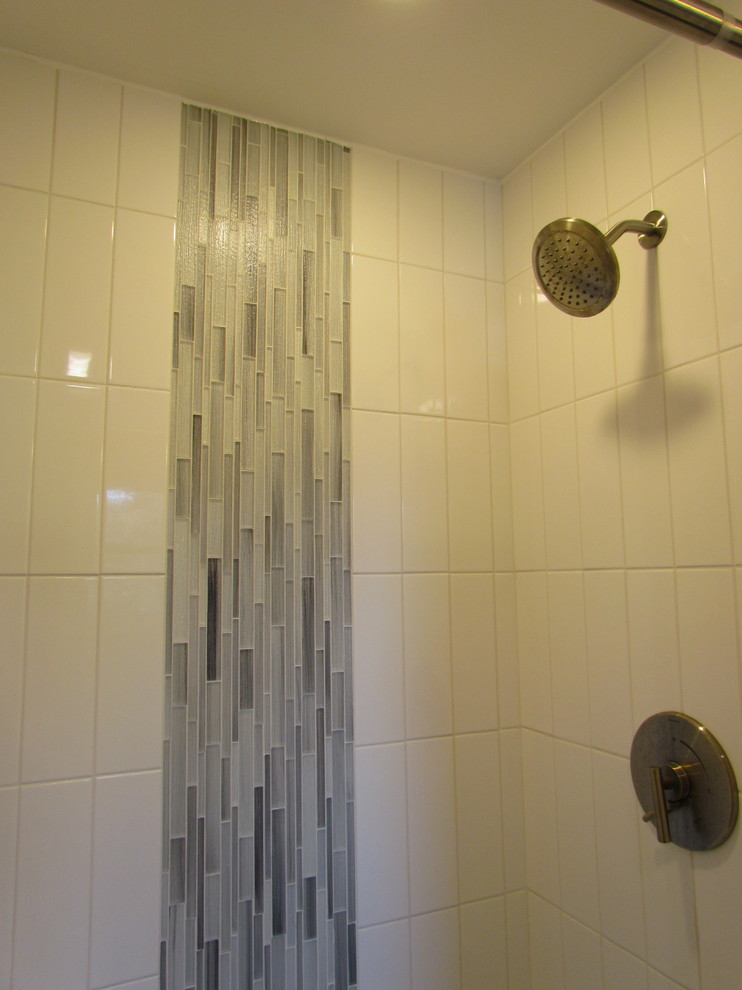 Idée de décoration pour une petite salle de bain vintage avec un plan vasque, des portes de placard grises, une douche ouverte, WC séparés, des carreaux de porcelaine, un mur gris et un sol en carrelage de porcelaine.