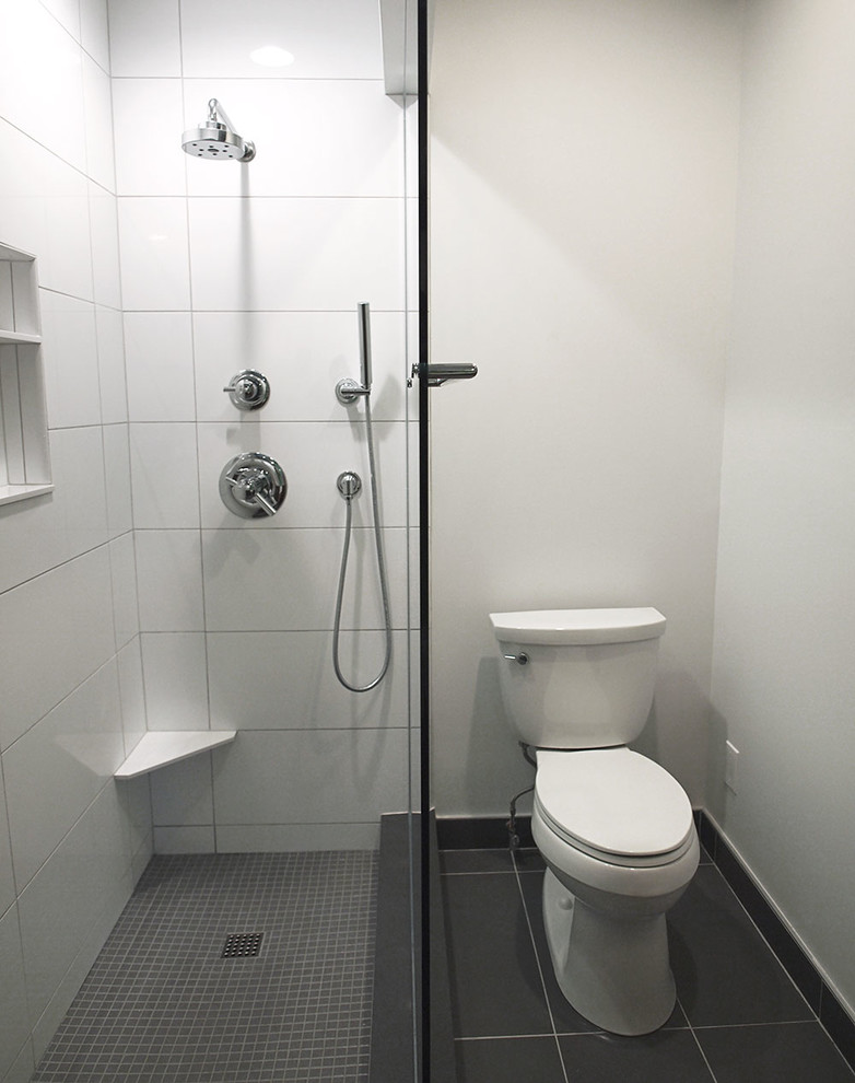 На фото: маленькая главная ванная комната в стиле ретро с столешницей из кварцита, открытым душем, белой плиткой, керамогранитной плиткой, белыми стенами и полом из керамической плитки для на участке и в саду с