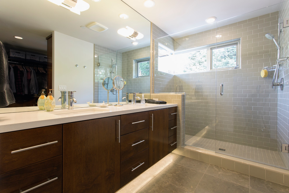 Diseño de cuarto de baño principal contemporáneo con armarios con paneles lisos, puertas de armario de madera en tonos medios, baldosas y/o azulejos blancos, baldosas y/o azulejos de cemento y paredes blancas