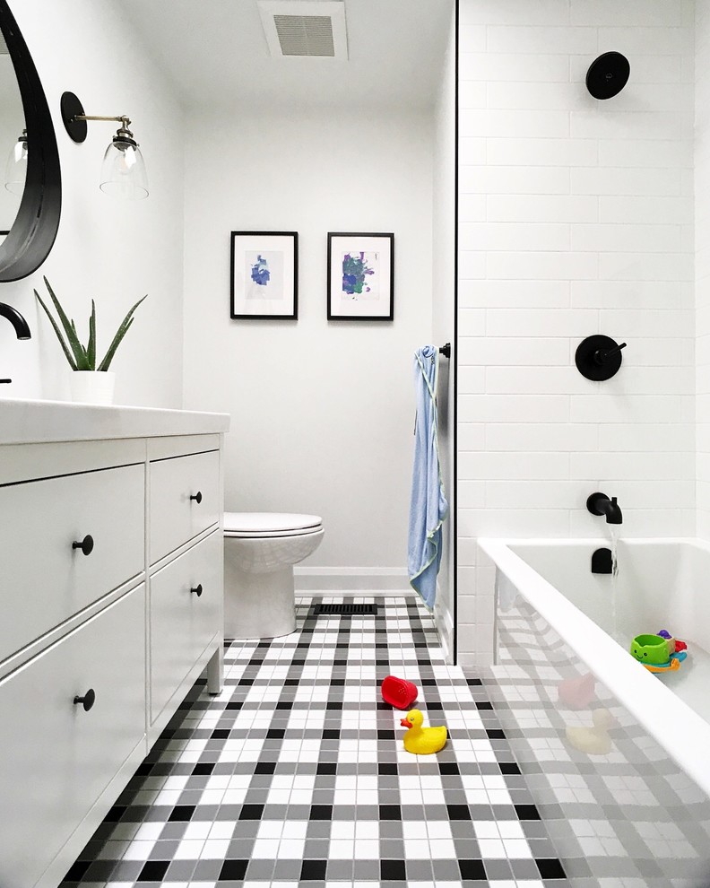 Свежая идея для дизайна: маленькая ванная комната в современном стиле с плоскими фасадами, белыми фасадами, угловой ванной, душем над ванной, белой плиткой, белыми стенами, душевой кабиной, консольной раковиной и разноцветным полом для на участке и в саду - отличное фото интерьера