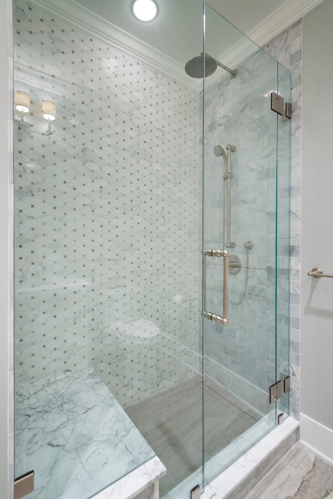 Klassisk inredning av ett stort badrum med dusch, med möbel-liknande, vita skåp, ett platsbyggt badkar, en dusch/badkar-kombination, en vägghängd toalettstol, grå kakel, blå väggar och ett fristående handfat