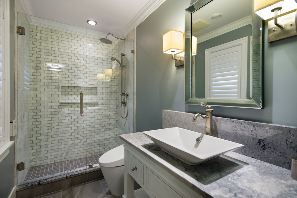 Exempel på ett mellanstort klassiskt badrum för barn, med möbel-liknande, vita skåp, en dusch i en alkov, en toalettstol med hel cisternkåpa, flerfärgad kakel, stenkakel, blå väggar, marmorgolv, ett undermonterad handfat och bänkskiva i kvartsit