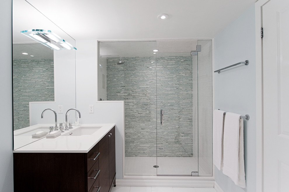 Свежая идея для дизайна: ванная комната в современном стиле с врезной раковиной, плоскими фасадами, темными деревянными фасадами, душем в нише и удлиненной плиткой - отличное фото интерьера