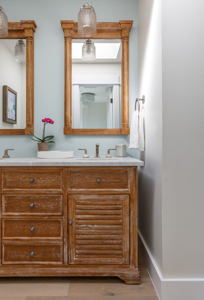 Foto di una stanza da bagno padronale rustica di medie dimensioni con ante a persiana, ante in legno scuro, pareti verdi, parquet chiaro, top in superficie solida e top bianco